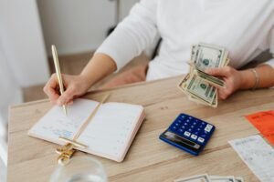 Quer economizar dinheiro de forma divertida? Conheça 5 desafios financeiros incríveis que vão te ajudar a poupar sem sofrimento! Veja como criar o hábito de economizar agora mesmo. 💰