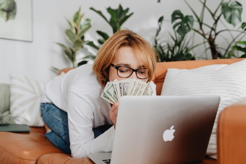 Descubra 10 maneiras reais de ganhar dinheiro online, incluindo marketing de afiliados, blogs, YouTube e freelancing. Aprenda estratégias detalhadas para começar agora! 🚀