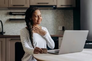 Aprenda a usar seu cartão de crédito sem cair em armadilhas. Descubra dicas práticas para acumular benefícios e evitar os juros abusivos. Torne o cartão seu aliado!