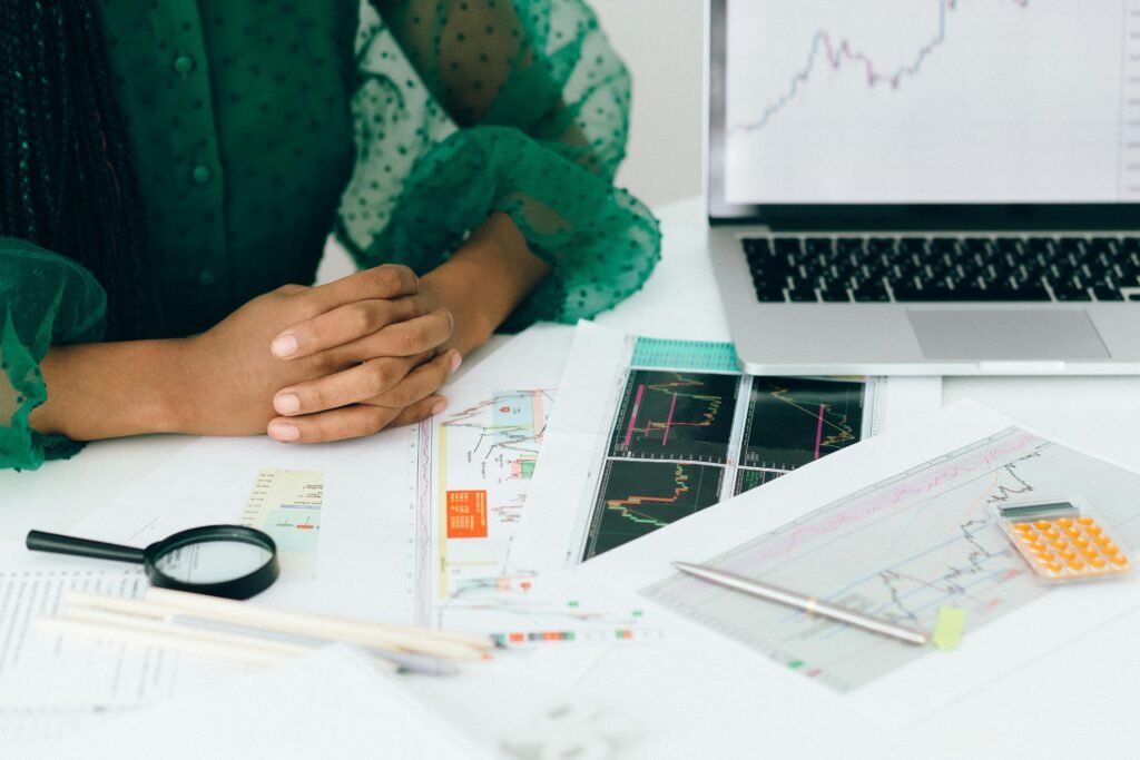 O Método das 6 Contas é uma técnica simples e eficiente para administrar o dinheiro, garantindo equilíbrio financeiro e uma vida mais organizada. Neste post, você aprenderá como dividir sua renda em seis categorias essenciais, facilitando o controle das despesas, os investimentos e até mesmo o lazer sem culpa. Se você quer sair das dívidas e conquistar a liberdade financeira, esse método pode transformar sua relação com o dinheiro.