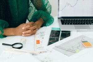 O Método das 6 Contas é uma técnica simples e eficiente para administrar o dinheiro, garantindo equilíbrio financeiro e uma vida mais organizada. Neste post, você aprenderá como dividir sua renda em seis categorias essenciais, facilitando o controle das despesas, os investimentos e até mesmo o lazer sem culpa. Se você quer sair das dívidas e conquistar a liberdade financeira, esse método pode transformar sua relação com o dinheiro.