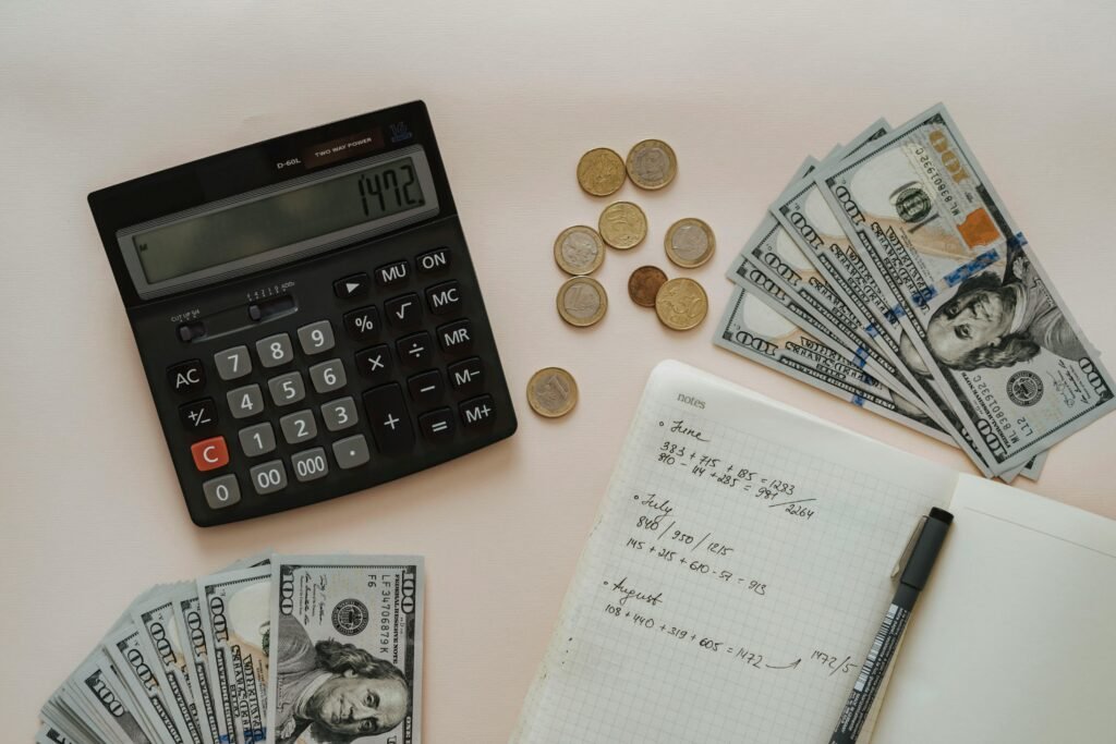 gastos invisíveis, como economizar dinheiro, gastos supérfluos, planejamento financeiro, cortar gastos desnecessários, dinheiro desperdiçado, finanças pessoais, evitar desperdícios financeiros, economizar no dia a dia, como eliminar gastos extras