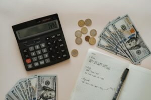 gastos invisíveis, como economizar dinheiro, gastos supérfluos, planejamento financeiro, cortar gastos desnecessários, dinheiro desperdiçado, finanças pessoais, evitar desperdícios financeiros, economizar no dia a dia, como eliminar gastos extras