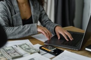 Quer evitar sufocos financeiros? Descubra como montar um fundo de emergência do jeito certo, sem complicação! Dicas práticas para organizar suas finanças e garantir segurança para o futuro.