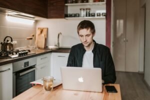 Meta Descrição (Meta Description): Descubra como combater a inflação no Brasil! Este guia completo revela 5 ideias de renda extra para fazer em casa com baixo investimento. Transforme sua vida financeira com dicas práticas de freelancer, culinária, aulas online, artesanato e assistência virtual. Comece hoje!